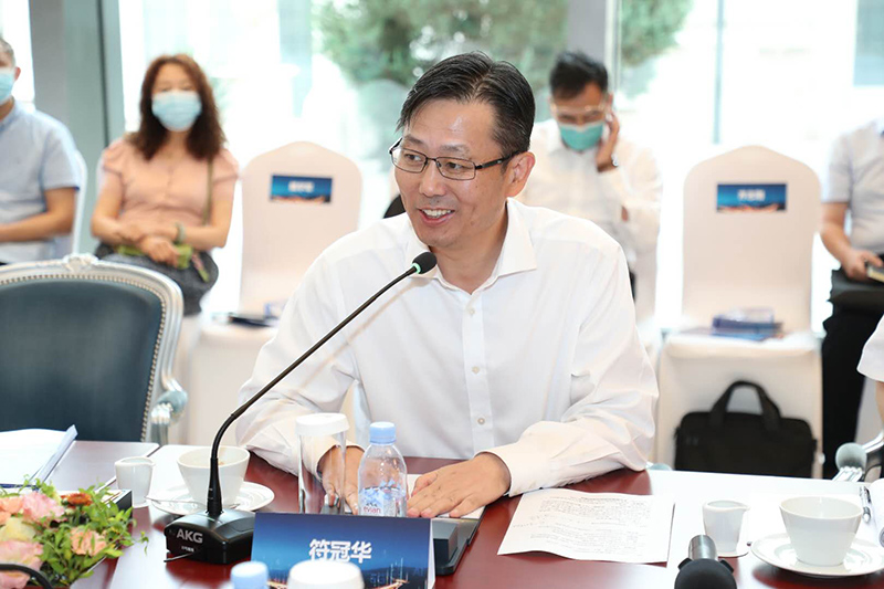 “老交通”智库执行副主任、九游体育集团董事长符冠华主持沙龙.jpg