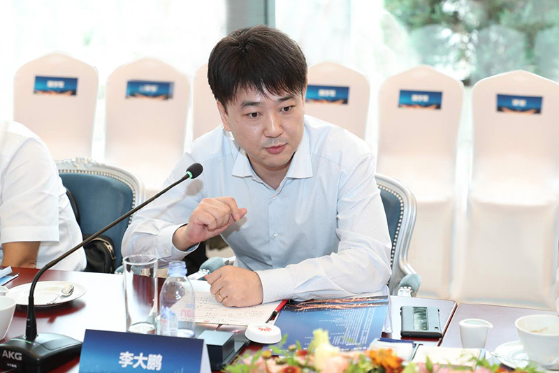 集团总裁李大鹏参与圆桌对话.jpg